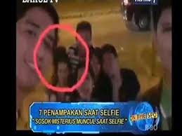 Pada tahun 1924, dua awak kapal tanker ss watertown bernama james courtney dan michael meehan. 7 Penampakan Hantu Saat Foto Selfie Yang Pernah Ada On The Spot Youtube