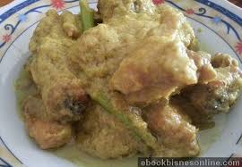 Kisar cili merah, cili padi, bawang putih dan halia yang dihiris bersama dengan air rebusan ayam di dalam pengisar sehingga ia mencapai kepekatan. Resepi Ayam Masak Serai Cili Padi Berkrim Myrujukan