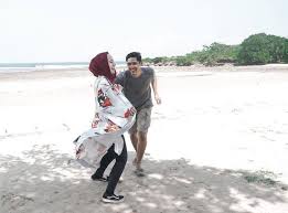 Putri anna nampak cantik dengan fesyen muslimahnya memakai hijab. Pernikahan Hampir 2 Tahun Tak Terendus Media Pasangan Artis Ini Sekarang Tengah Berbahagia