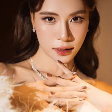 Hành trình tôn vinh nhan sắc của Hà Nhi