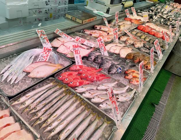 角上魚類の対面鮮魚売場（AI 生成）