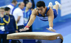 Tutorial di ginnastica artistica per imparare il salto avanti raccolto al corpo libero.vi spieghiamo tutti i passaggi da effettuare per fare un buon salto. Salto Masculino Ginastica Artistica Jogos Olimpicos Toquio 2020