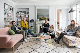 Florence Elkouby Et Denis Alice 25 Mia 18 Leon 14 Ans The Socialite Family Bright Living Room Bright Apartment Home Decor