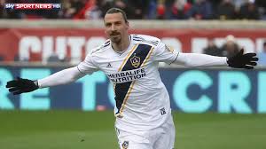 Zlatan ibrahimovic wallpaper hd apk is a personalization apps on android. Zlatan Ibrahimovic Gibt Flitzer Wahrend Des Spiels Ein Autogramm