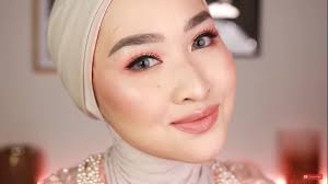 Make up wisuda selanjutnya setelah menerapkan primer, foundation, dan memikirkan warna untuk eyebrow serta blush on, maka gunakan nah, untuk yang terakhir dalam make up wisuda yaitu dengan lipstik untuk memaksimalkan riasan. Makeup Tutorial Untuk Wisuda Online Yuk Lihat Tips Dari Kiara Leswara Scarf Media