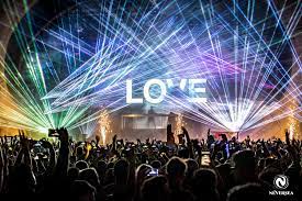 La a treia ediție a festivalului de muzică electronică neversea, care se desfășoară între 4 și 7 iulie pe plaja modern, din constanța, sunt așteptați aproape 250.000 de participanți. Neversea A AnunÈ›at Primii ArtiÈ™ti Pentru EdiÈ›ia 2021 A Festivalului