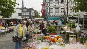 Der begriff russlanddeutsche ist ein sammelbegriff für die ethnisch deutsche und deutschstämmige minderheit in russland, die heute mehrheitlich nach deutschland übergesiedelt ist. Russlanddeutsche In Waldbrol Bei Koln Fremde Heimat Archiv