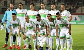 منتخب الجزائر لكرة القدم' يلقب بالأفناك أو ثعالب الصحراء، كما يُلقب المنتخب أيضا بـمحاربو الصحراء أو الخُضْر وفي بعض الأحيان البُيْض كون أن لباسه الرئيسي. Ø§Ù„Ù…Ù†ØªØ®Ø¨ Ø§Ù„Ø¬Ø²Ø§Ø¦Ø±ÙŠ Ù„ÙƒØ±Ø© Ø§Ù„Ù‚Ø¯Ù… Ø¨Ù„Ù…Ø§Ø¶ÙŠ ÙŠÙƒØ´Ù Ø¹Ù† Ù‚Ø§Ø¦Ù…Ø© Ø§Ù„23 Ù„Ø§Ø¹Ø¨Ø§ Ù„ÙƒØ£Ø³ Ø¥ÙØ±ÙŠÙ‚ÙŠØ§ Ù„Ù„Ø£Ù…Ù… 2019