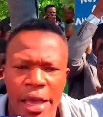 Zanmy MG-INFO yo 🔴 18 Mai Okap: Flash Gwo Eskonbrit Pete nan Katedral Okap  la, Lapolis Krabinen anba kout baton yon Pwofesè Kite Vin fè Revandikasyon  li pase tet chaje ...