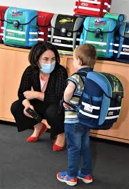 Die studierte völkerrechtlerin ist in der partei gut vernetzt. Annalena Baerbock On Twitter Gemeinsam Gegen Kinderarmut Die Sich Gerade Auch Zum Schulbeginn Zeigt Daher Gab Es Heute 20 Neue Ranzen Fur Die Potsdamer Erstklassler Innen Danke An Das Buro Kinder Ar Mut Der Awo Potsdam