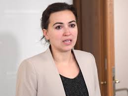 Alma zadic, geboren 1984 in tuzla, ist studierte rechtsanwältin und seit 2017 abgeordnete zum österreichischen nationalrat. Uble Nachrede Grunen Abgeordnete Zadic Muss 700 Euro Zahlen Osterreich Vienna At