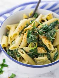This Spinach Artichoke Pasta Is The Ultimate Comfort Food It S Super Easy To Make Incredibly Creamy And Nudeln Mit Spinat Vegetarisches Essen Nudel Rezepte
