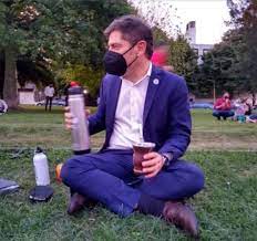 Tomar una segunda ablución para realizar oraciones one'a sin necesidad ritual de hacerlo en un sueño significa aumento en la luz de una. Sorprendieron A Axel Kicillof Tomando Mate En Una Rambla De La Plata Y Estallaron Las Redes Bigdata