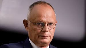 J'ai l'impression de revivre ma puberté": Édouard Philippe se confie sur sa  repousse de cheveux