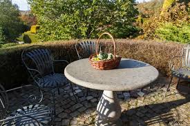 Entfernung vom meer beträgt 150 m, rund um die villa 200 m2 angelegter garten. Gartenmobel Steintisch Mit Korb Mit Dekorativen Kurbissen Moderne Foto Vorratig Crushpixel