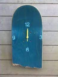 L' étagère skateboard murale, sk8#skateboard#streetstyle,version peinte ,version bois,réalisée à la main en france par leçons de choses. 23 Skateboard Upcycling Ideen Skateboard Mobel Skateboard Mobelideen