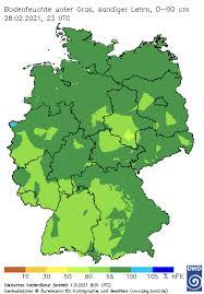 Ein teil dieses bodenwassers dringt als sickerwasser in tiefere zonen, während ein anderer anteil, das haftwasser, das gegen die schwerkraft im boden gehalten wird, die eigentliche bodenfeuchte bildet. Wetter Und Klima Deutscher Wetterdienst Leistungen Bodenfeuchte Deutschlandkarte