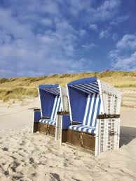 Mit Dem Strandkorb Sylt Werden Sie Im Garten Eine Urlaubsatmosphare Geniessen Seaside Beach Chairs Beach Color