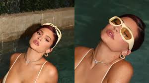 It is easy to get followers on instagram but for this, you have to use some right hashtags. Kylie Jenner Bids Sizzling Goodbye To 2021 Shared Steamy Pics On Instagram Celebrities News India Tv