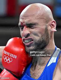 Jorge Luis Vivas Palacios of Colombia exchanges punches with Benjamin...  News Photo