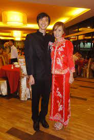 Traditional wedding ceremonies are coming back 'en vogue' in a big way. Malaysia Chinese Wedding Dress Fashion Fashion Dresses