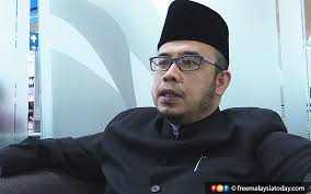 Mohd asri zainul abidin (also known to internet users as dr. Called Deaf Perlis Mufti Brings Out Signed Copy Of Dr M S Memoir Free Malaysia Today Fmt