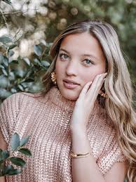 Not your average barnyard. 😘Think golden hour, wide open space, and senior  pics with range. Booking now!!! let's get you