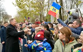 Klaus iohannis și carmen iohannis sunt căsătoriți de peste 30 de ani de ziua copilului, președintele klaus iohannis a publicat pe facebook o fotografie de. Klaus Iohannis Gest EmoÈ›ionant DupÄƒ Parada MilitarÄƒ PreÈ™edintele CÄƒtre Un Copil Ce Faci Acolo Cu Steagul Evenimentul Zilei