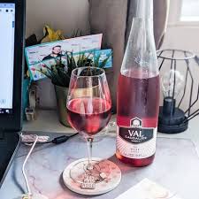 Vindredi Val Caudalies Rose Paperblog Bouteille De Vin Vin Rose Petit Fruit Rouge