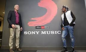 Gambar orang menggosip sambil ngopi / gambar orang. Tanzania S Ali Kiba Inks Deal With Sony Music In Africa