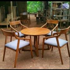 Selain bisa digunakan untuk tempat menikmati sarapan di pagi hari bersama orang tersayang, meja makan ini juga memberi kesan modern dan ciamik, terutama pada rumah dengan gaya minimalis. Set Meja Makan Cafe Kursi 4 Set Kursi Makan Restoran Minimalis Meja Bundar Shopee Indonesia