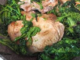 La cucina italiana, specialmente quella del sud, ha molte ricette con cime di rapa, uno degli ingredienti. Bistecca Di Maiale Con Cime Di Rapa