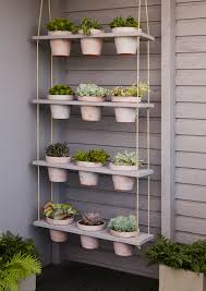 Une Jolie Idee Deco Pour Amenager Son Balcon Ce Potager Vertical Facile A Realiser Vous Permettra De Planter Vos Potager Facile Potager Vertical Deco Jardin