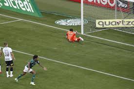 Hernanes recebe a bola na entrada da área e arrisca o chute de direita. Palmeiras Vence Corinthians Nos Penaltis E E Campeao Do Paulistao Esportes R7 Futebol