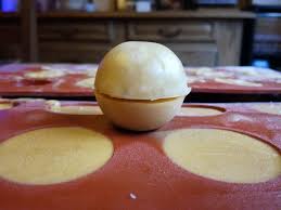 Entremets Boules De Noel Vanille Pommes Caramel Speculoos Dessertnoel Entremets Boules De Noel Vanille Pomme Christmas Food Desserts Mousse Dessert