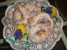 I taralli pugliesi sono una ricetta tipica della tradizione italiana, ottimi snack per spezzare la fame oppure per un semplice aperitivo e, come molte altre della nostra tradizione, è una ricetta vegana. Taralli Pasquali Pucciatidd