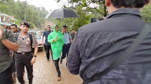 Biasanya ada kancing untuk mengaitkannya. Jokowi Pakai Jas Hujan Plastik Saat Tinjau Longsor Ajudan Tetap Payungi