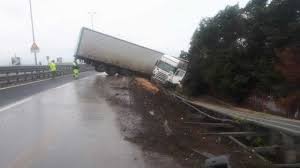 Il fatto è successo poco dopo le e' di un ferito il bilancio dell'incidente stradale avvenuto alla periferia di foggia, lungo il cavalcavia di via. Bari Tir Fuoristrada Sfonda Il Guardrail All Altezza Di Palese In Tangenziale Traffico Deviato La Repubblica