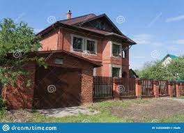 Maybe you would like to learn more about one of these? Casa De Dos Pisos Roja Del Ladrillo Con El Garaje Detras De La Alta Cerca Imagen De Archivo Imagen De Embaldosado Exterior 142336659