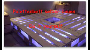Palettenbett Selber Bauen Youtube Die standardmasse fuer einzelbetten beginnen in der regel bei einer flaeche von 90 x 200 cm. palettenbett selber bauen