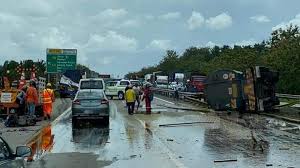 Saintis malaysia ini mengkaji lebuhraya plus untuk selesaikan masalah aliran trafik di lebuhraya utara selatan semakin sesak dengan peningkatan jumlah kenderaan. Lebuh Raya Sesak 8 Kilometer