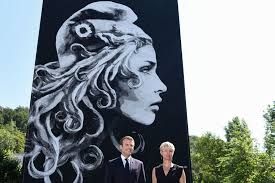 Emmanuel Macron Picks A Street Artist To Render Marianne The French Symbol Of Liberty For A National Stamp Artnet News Street Artists French Symbols Artist
