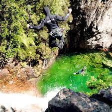 D'autres canyons plus sportifs se trouvent en corse du sud comme celui du voile de la mariée, près du village de bocognano, proche d'ajaccio, sur le ruisseau de trotto qui, en plus des ingrédients classiques, finit par une chute d'eau vertigineuse de 90 mètres de. In Den Schluchten Der Bavella Auf Korsika Canyon Purcaraccia Pulischellu Und Vacca
