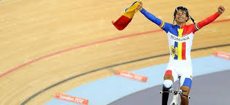 Federația română de ciclism a făcut astăzi un nou pas spre distrugerea definitivă a acestui sport prin introducerea în propriul regulament a unui articol care interzice sportivilor legitimați, sub sancțiunea excluderii, participarea la evenimentele sportive private. Eduard Novak Reales Presedinte Al FederaÅ£iei Romane De Ciclism