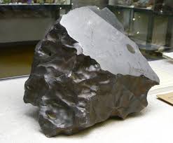 I själva verket var en ung pojke det enda ögonvittnet, och han ledde lokalbefolkningen till fältet där meteoriten låg i ett en meter djupt hål. Treysa Meteorit Wikipedia