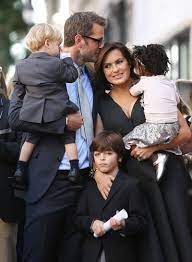 Mariska Hargitay Actually Met Her Husband On The Set Of Law Order Svu Mariska Hargitay Law And Order Celebrity Families