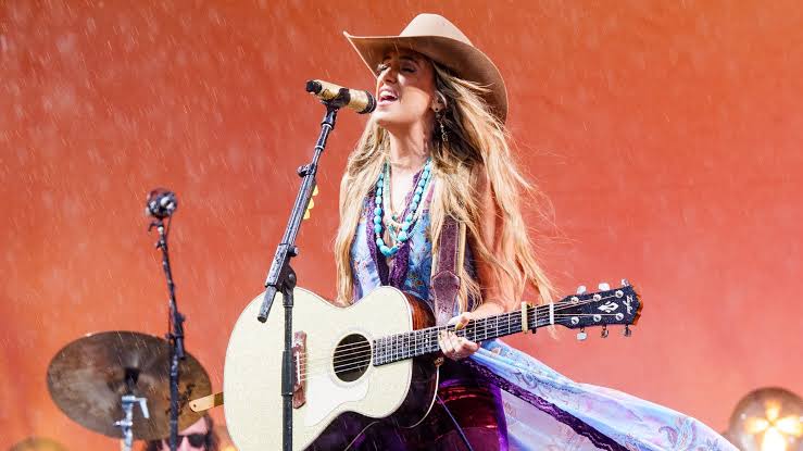 Lainey Wilson Delivers Showstopping Performance of Dolly Parton Bluegrass Classic at CMA Tribute - American Songwriter
