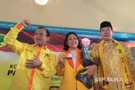 Mayangsari telah diterima di keluarga cendana, posting foto makan bareng para ipar di akun instagram, akrab banget. Membaca Gelagat Hasrat Keluarga Cendana Kembali Berkuasa Republika Online