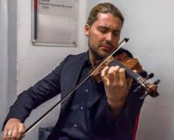 Pin Em Atores E Musicos