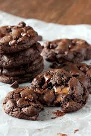 Caramel Stuffed Double Chocolate Chip Cookies Cookies Recette Recettes De Cuisine Recette Dessert